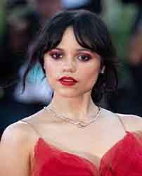 Jenna Ortega Steals the Show: The Gothic Backless Look That Defined the 2026 Golden Globes